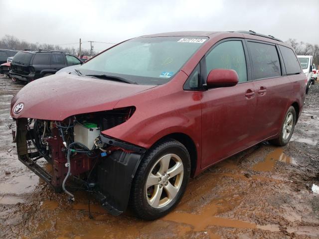 5TDKK3DC9DS403017 - 2013 TOYOTA SIENNA LE RED photo 2