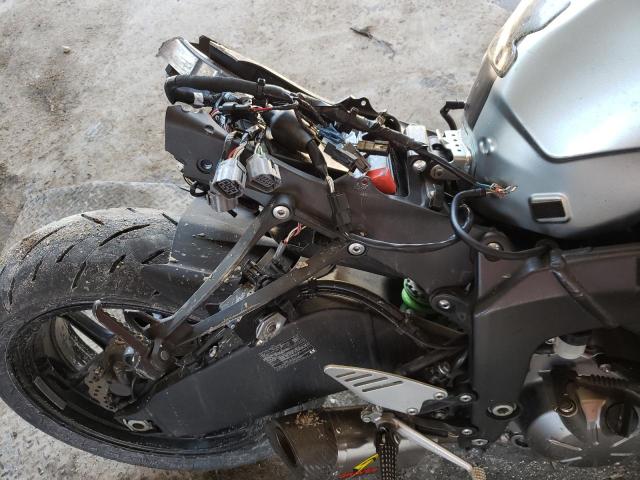 JKBZXJE19JA027015 - 2018 KAWASAKI ZX636 E SILVER photo 9