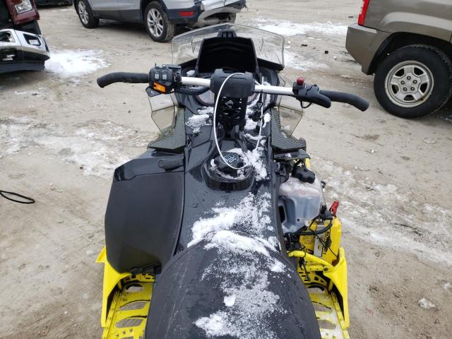 2BPSUTFC7FV000034 - 2015 SKI DOO MXZ YELLOW photo 5