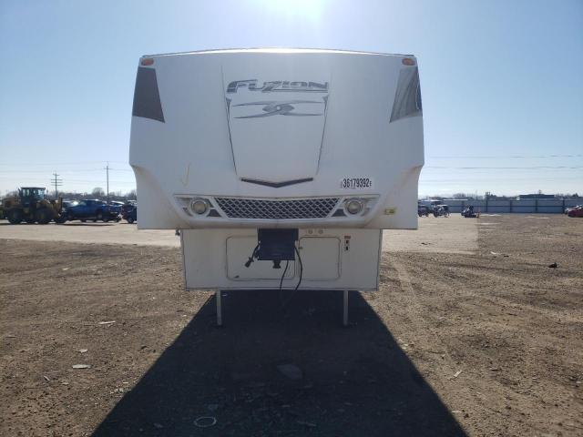 4YDF373298F810269 - 2008 KEYSTONE FUZION WHITE photo 2