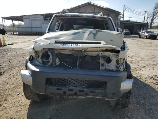 JTEZU11F680019857 - 2008 TOYOTA FJ CRUISER WHITE photo 5