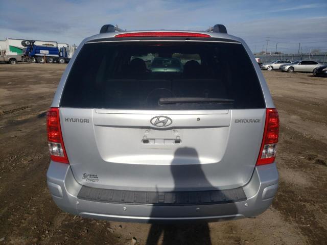 KNDMC233186053132 - 2008 HYUNDAI ENTOURAGE SILVER photo 6