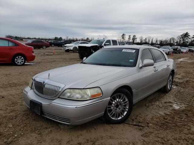 2LNHM82WX8X645402 - 2008 LINCOLN TOWN CAR S SILVER photo 2