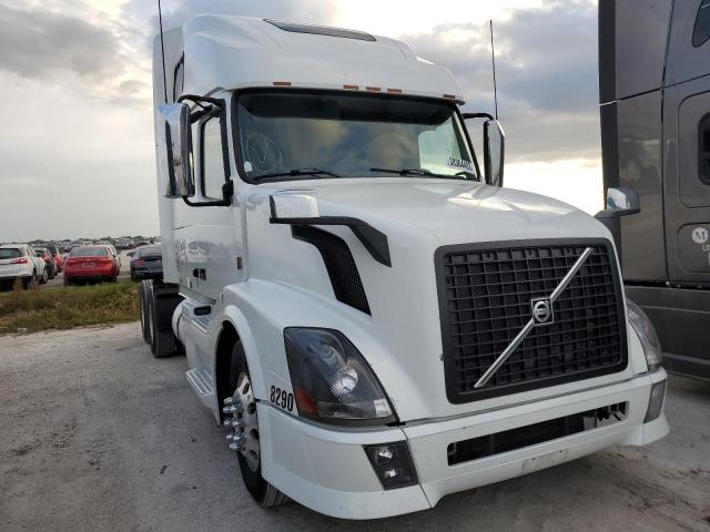 4V4NC9EHXFN918290 - 2015 VOLVO VN VNL WHITE photo 1