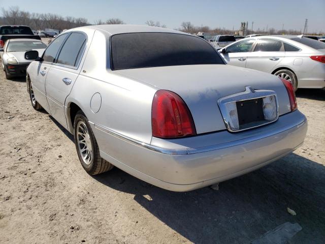 1LNHM83W92Y652945 - 2002 LINCOLN TOWN CAR C SILVER photo 3