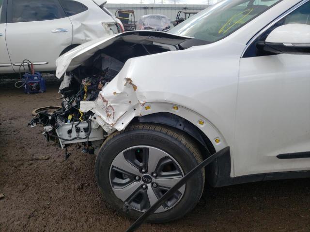 KNDCC3LC7K5323589 - 2019 KIA NIRO EX WHITE photo 9