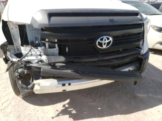 5TFRM5F19HX114090 - 2017 TOYOTA TUNDRA DOU WHITE photo 9