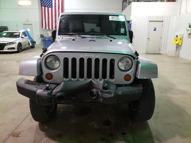 1C4BJWEG0DL666035 - 2013 JEEP WRANGLER U SILVER photo 5