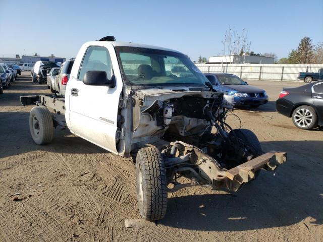 1GBHC24U02E105974 - 2002 CHEVROLET SILVERADO WHITE photo 1