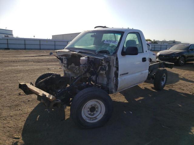 1GBHC24U02E105974 - 2002 CHEVROLET SILVERADO WHITE photo 2