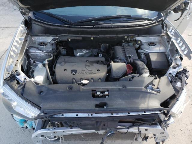 JA4AP3AW7JU015345 - 2018 MITSUBISHI OUTLANDER Gümüş foto 12