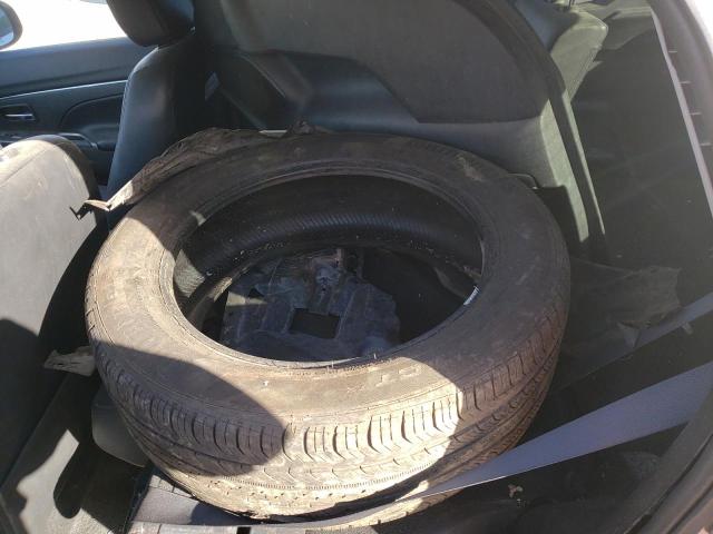 JA4AP3AW7JU015345 - 2018 MITSUBISHI OUTLANDER Gümüş foto 13