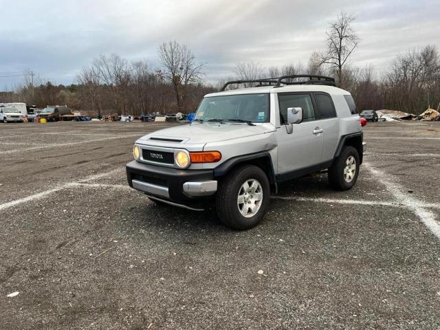 JTEBU11F270047722 - 2007 TOYOTA FJ CRUISER GRAY photo 2