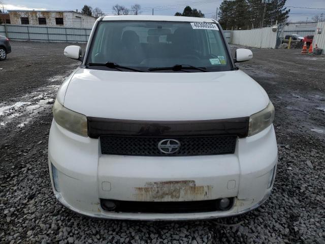 JTLKE50E481021317 - 2008 TOYOTA SCION WHITE photo 5