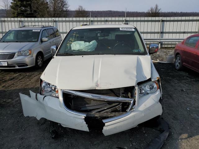 2C4RC1CGXCR133582 - 2012 CHRYSLER TOWN & COU WHITE photo 5