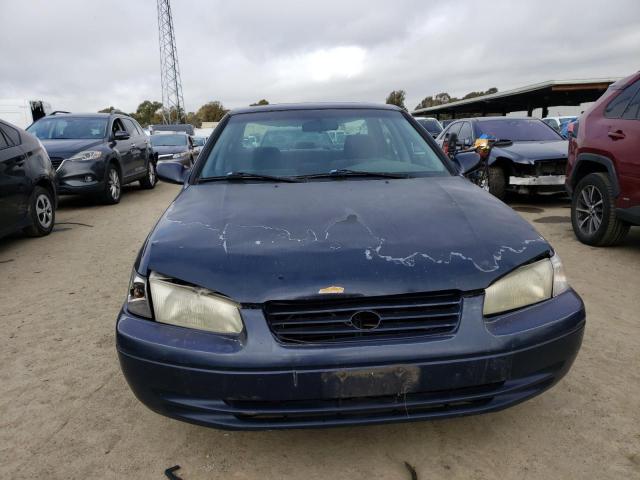 JT2BG22K6W0235633 - 1998 TOYOTA CAMRY BLUE photo 5