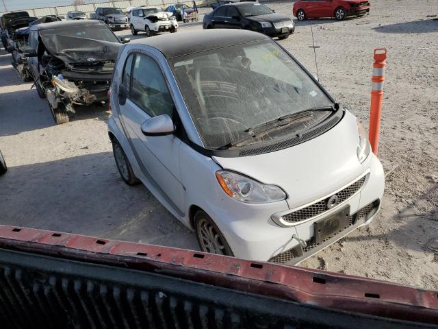 WMEEJ9AA4DK727331 - 2013 SMART FORTWO WHITE photo 4