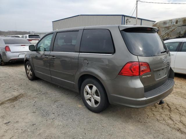 2V4RW3D15AR324696 - 2010 VOLKSWAGEN ROUTAN SE GRAY photo 2