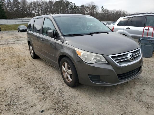 2V4RW3D15AR324696 - 2010 VOLKSWAGEN ROUTAN SE GRAY photo 4