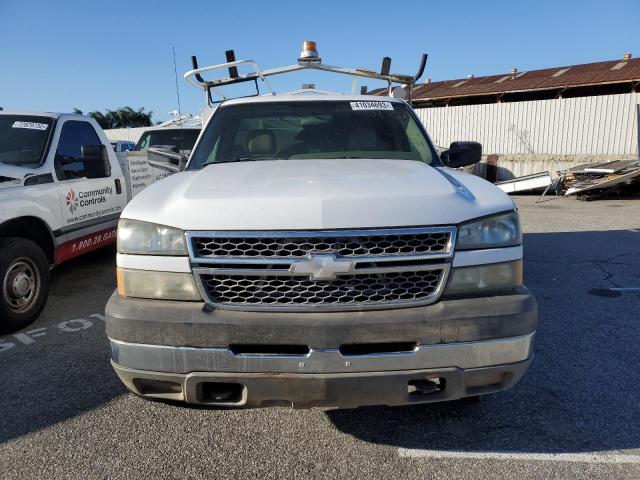 1GBHC24UX5E156869 - 2005 CHEVROLET SILVERADO WHITE photo 5