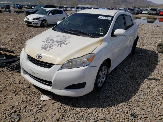 2T1KU4EE4BC593878 - 2011 TOYOTA MATRIX WHITE photo 2