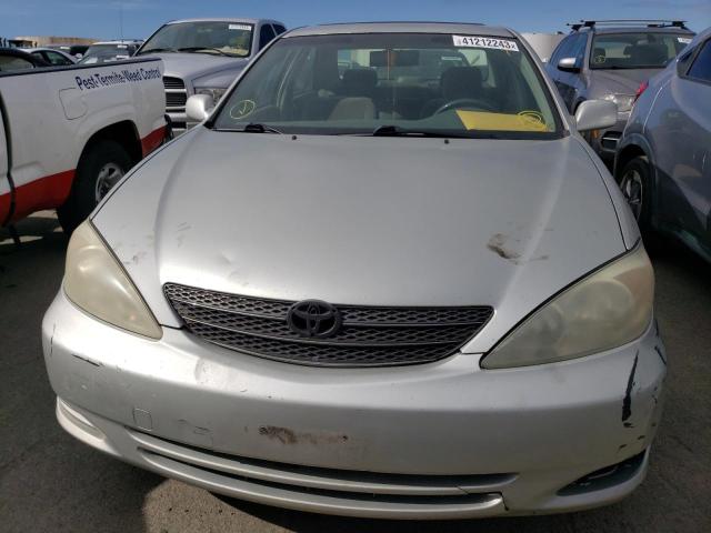 JTDBE32K940260199 - 2004 TOYOTA CAMRY SILVER photo 5