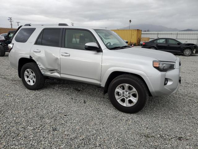 JTEEU5JR7N5266948 - 2022 TOYOTA 4RUNNER SR SILVER photo 4