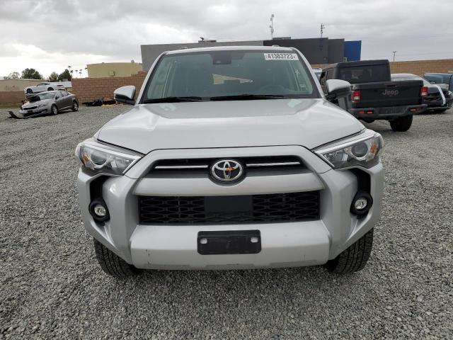 JTEEU5JR7N5266948 - 2022 TOYOTA 4RUNNER SR SILVER photo 5