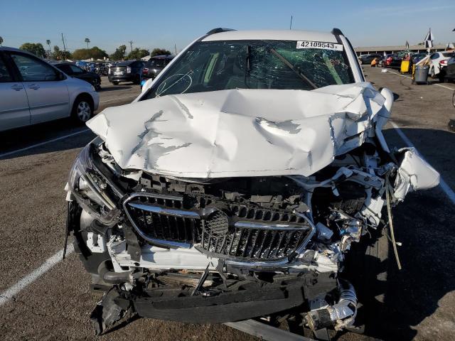 KL4CJESM2MB372211 - 2021 BUICK ENCORE PRE Ақ фото 5