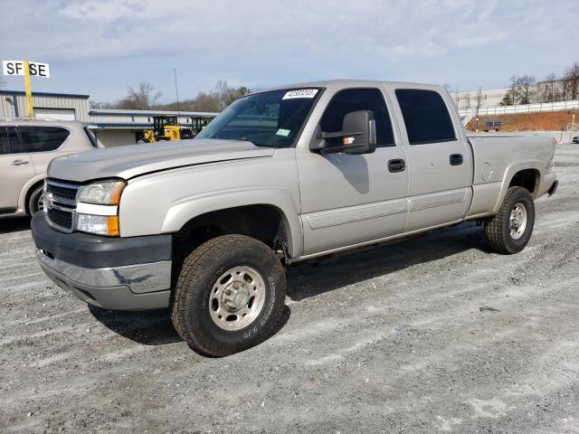 1GCHC23205F841940 - 2005 CHEVROLET SILVERADO GOLD photo 1