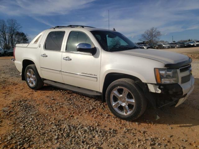 3GNTKGE71DG247221 - 2013 CHEVROLET AVALANCHE WHITE photo 4