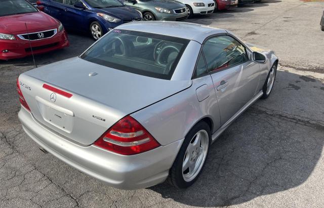 WDBKK65F91F181566 - 2001 MERCEDES-BENZ SLK 320 SILVER photo 4