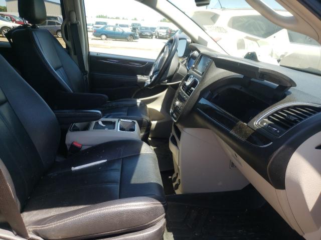 2C4RC1BG0DR742358 - 2013 CHRYSLER TWN & CTRY BLUE photo 5