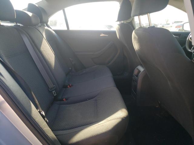 3VW1K7AJ1EM352262 - 2014 VOLKSWAGEN JETTA BASE فضي صورة 6