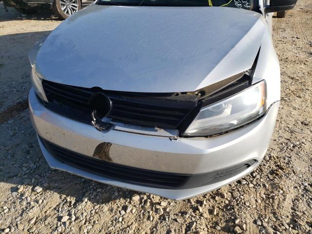 3VW1K7AJ1EM352262 - 2014 VOLKSWAGEN JETTA BASE فضي صورة 9