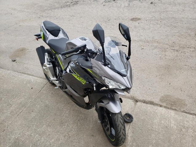 JKAEXKG18MDAD0835 - 2021 KAWASAKI EX400 GRAY photo 1