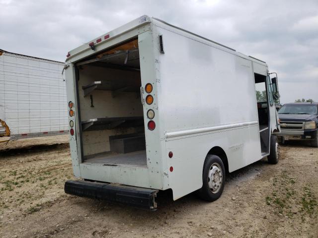 4UZAANBW92CJ09621 - 2002 FREIGHTLINER CHASSIS M WHITE photo 4