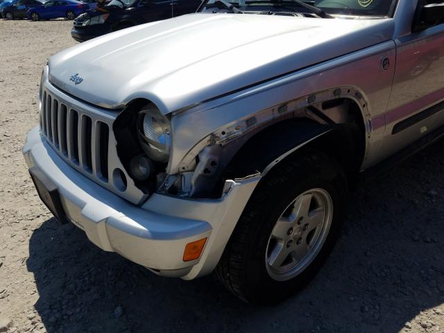 1J4GL48K67W697002 - 2007 JEEP LIBERTY SP SILVER photo 9