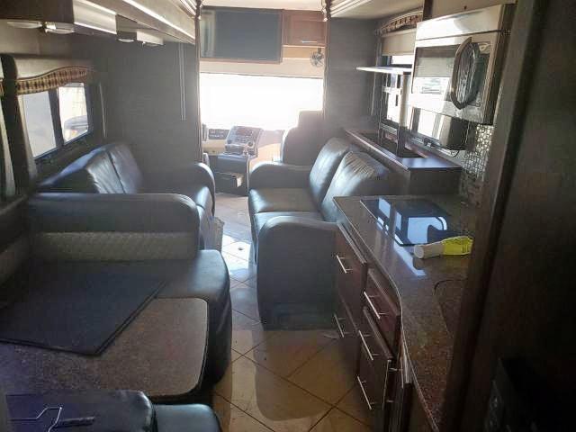 4UZAB2DT8ECFW7267 - 2016 CROS MOTORHOME TWO TONE photo 5