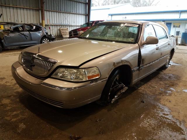 1LNHM82W83Y633466 - 2003 LINCOLN TOWN CAR S GOLD photo 2