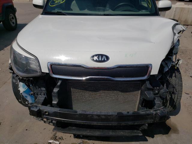 KNDJN2A23G7373505 - 2016 KIA SOUL WHITE photo 9