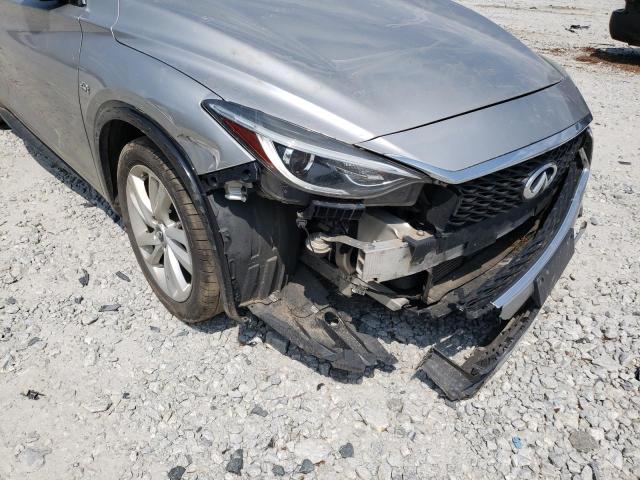 SJKCH5CP2HA019826 - 2017 INFINITI QX30 BASE SILVER photo 9