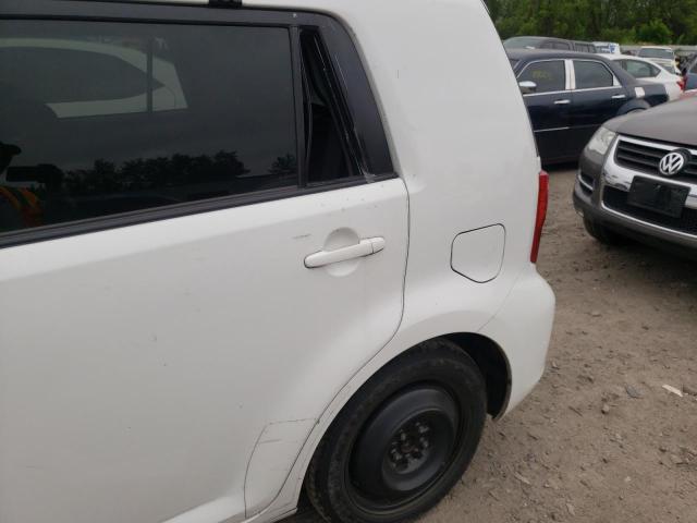JTLZE4FE2FJ081111 - 2015 TOYOTA SCION XB 白色 照片 9