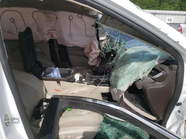 1G4ZP5SS1HU174027 - 2017 BUICK LACROSSE E WHITE photo 5