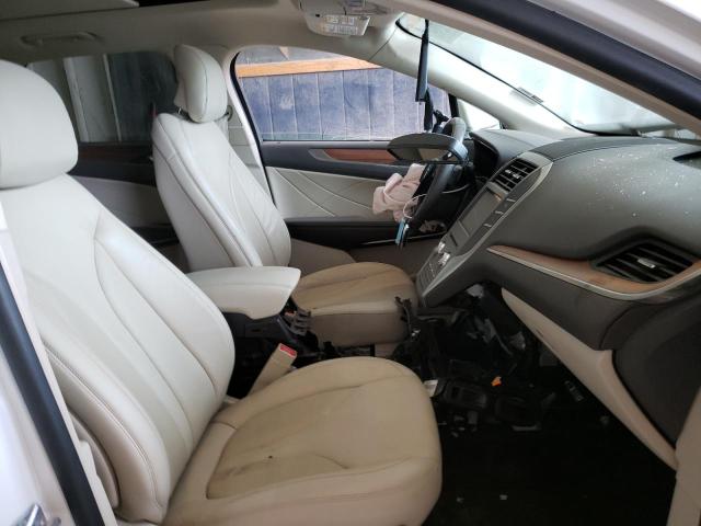 5LMCJ2D90HUL36419 - 2017 LINCOLN MKC SELECT WHITE photo 5
