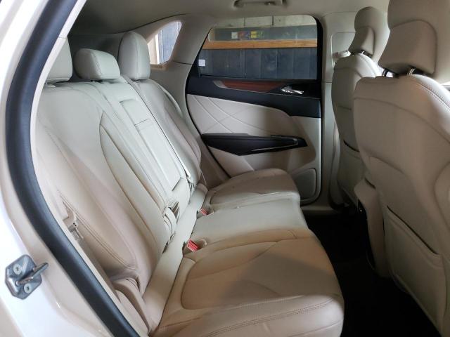 5LMCJ2D90HUL36419 - 2017 LINCOLN MKC SELECT WHITE photo 6