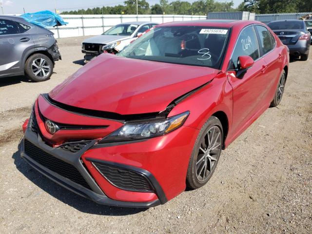 4T1S11AK8NU050538 - 2022 TOYOTA CAMRY NIGH RED photo 2