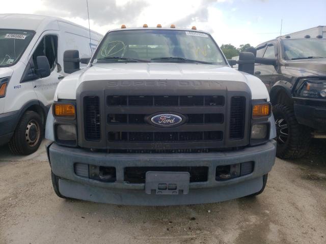 1FDAW5GR2AEA57546 - 2010 FORD F550 SUPER WHITE photo 9