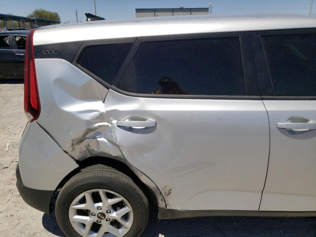 KNDJ23AU2L7117592 - 2020 KIA SOUL LX SILVER photo 6