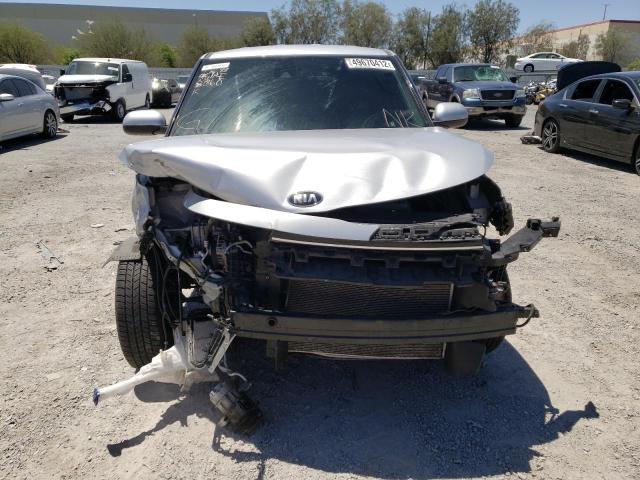 KNDJ23AU2L7117592 - 2020 KIA SOUL LX SILVER photo 9